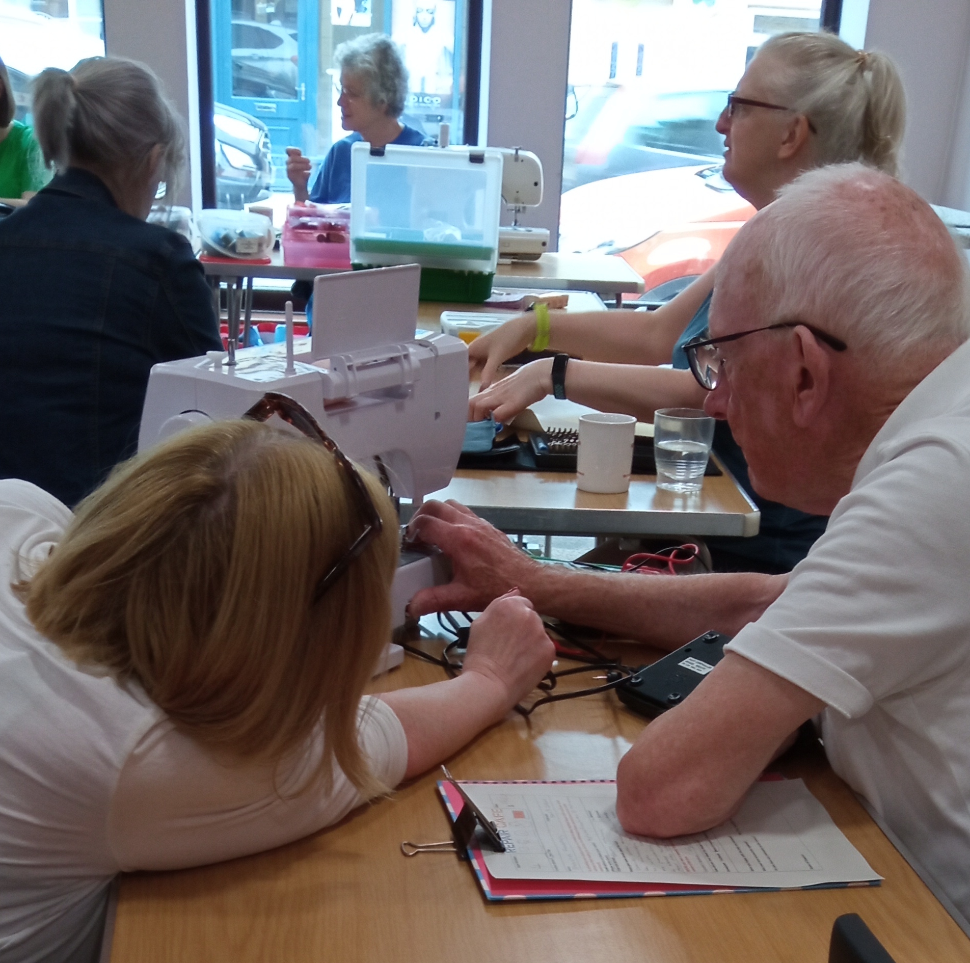 Repair Cafe - fixing a sewing machine